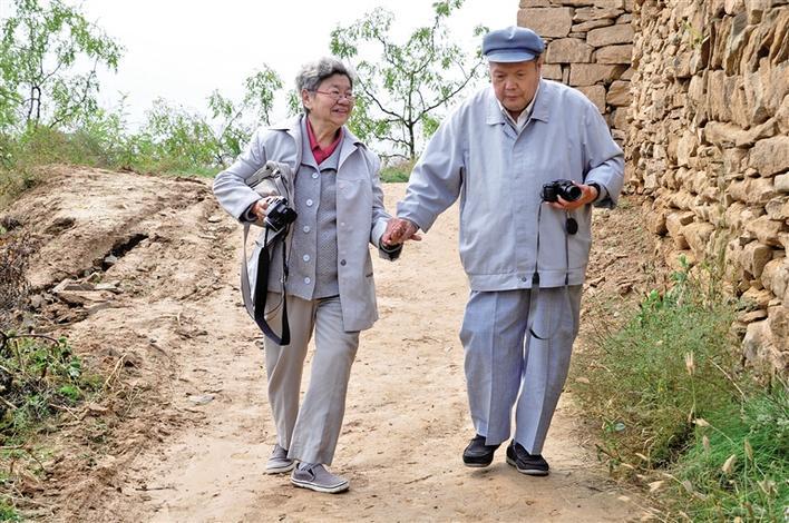 刘文西和夫人陈光健执子之手同绘丹青