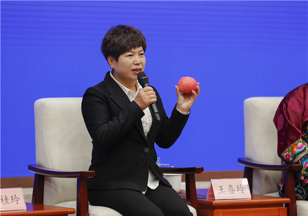 10月13日,王喜玲参加国新办举办的"脱贫攻坚路上的巾帼力量"中外记者