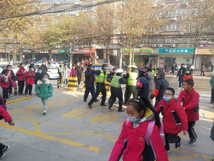 西咸新区公安局沣东新城分局三桥新街交巡警中队民警,来到五一小学