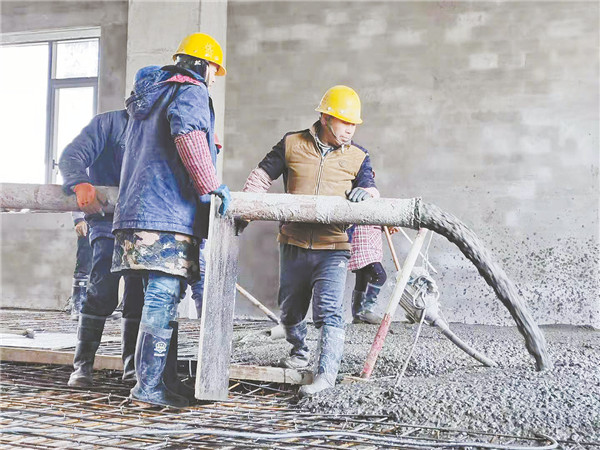 在西安城南一个工地上,来自四川的几名建筑工人正辛苦忙碌着.