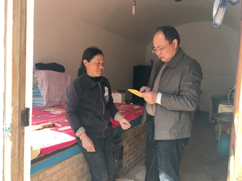 王星(右)与贫困户拓带银一起核算收入