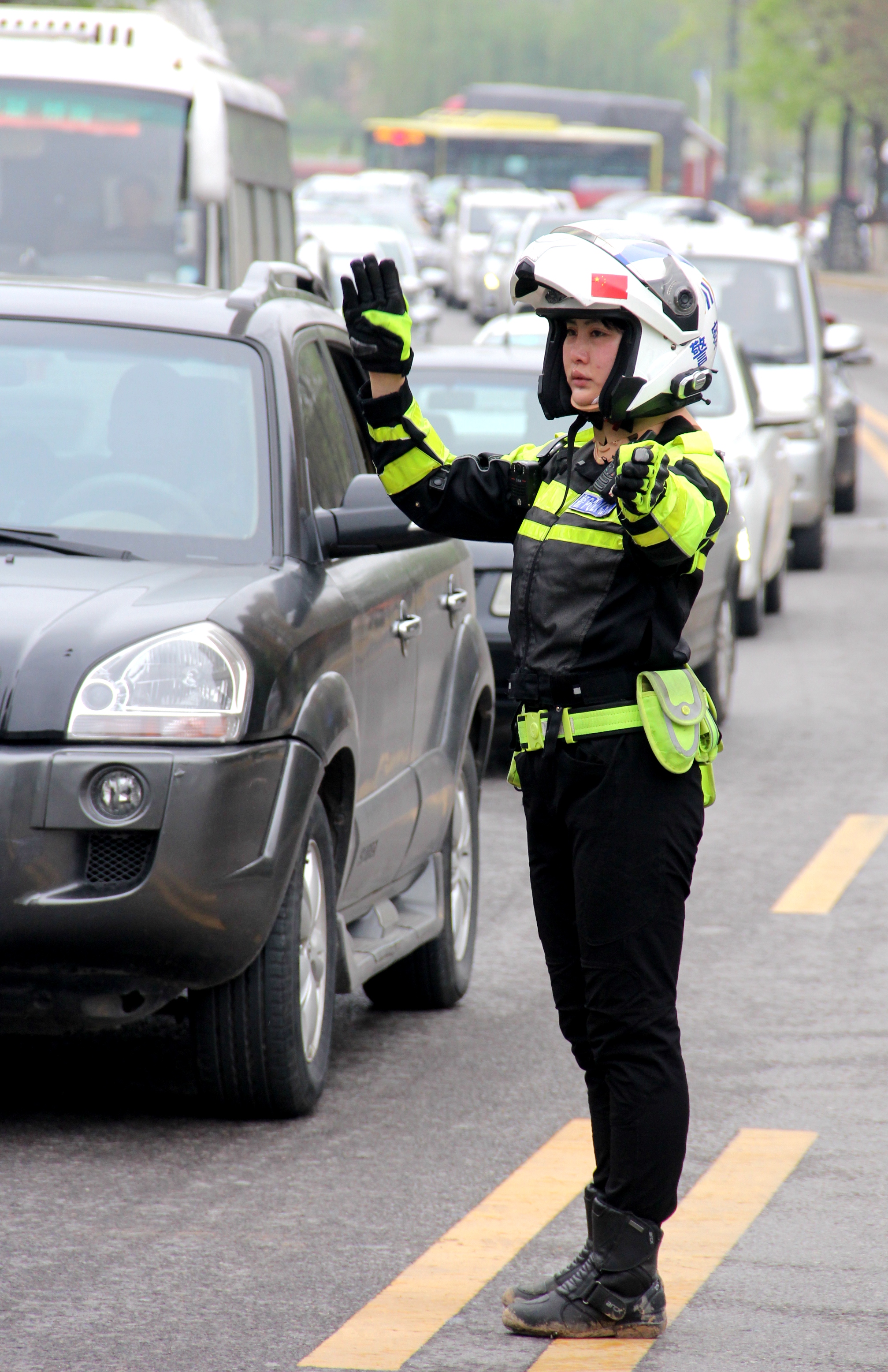 渭南交警:戴着颈托执勤_陕西农村网