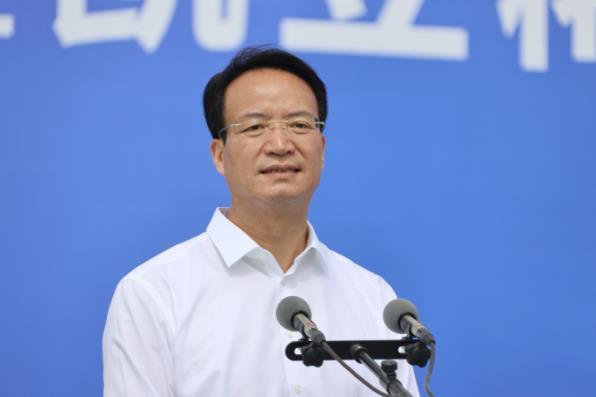 活动现场,西安凯立新材料股份有限公司总经理曾永康代表项目业主发言.