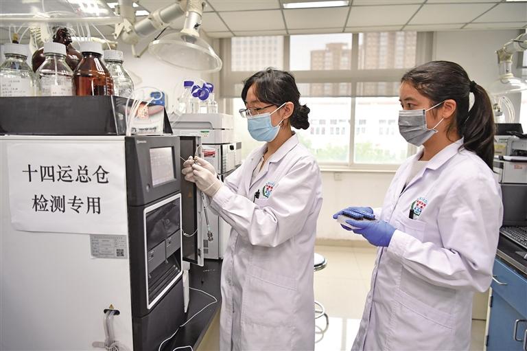 8月20日,陕西省食品药品检验研究院的技术人员正在进行食品安全监测.