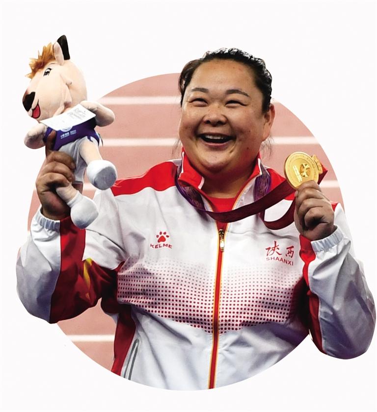 9月20日,王峥在领奖台上向观众致意.