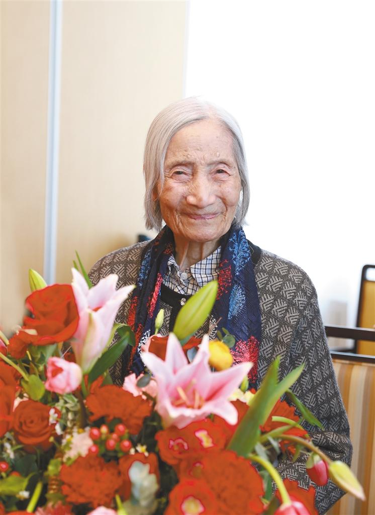 三月八日,中国社会科学院妇工委看望慰问夏森老人,并向她送上花篮