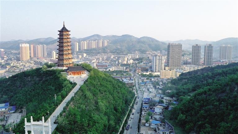 這是子長市城區景色(5月12日攝,無人機照片).新華社發(祁小軍 攝)