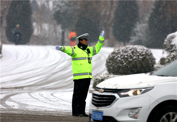 渭南交警雪天守护春运路