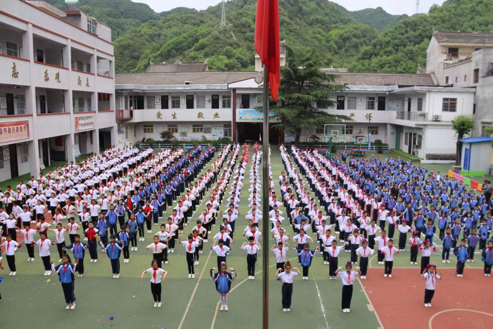 洛南县洛源镇中心小学举办庆六一古诗诵读暨体操表演活动