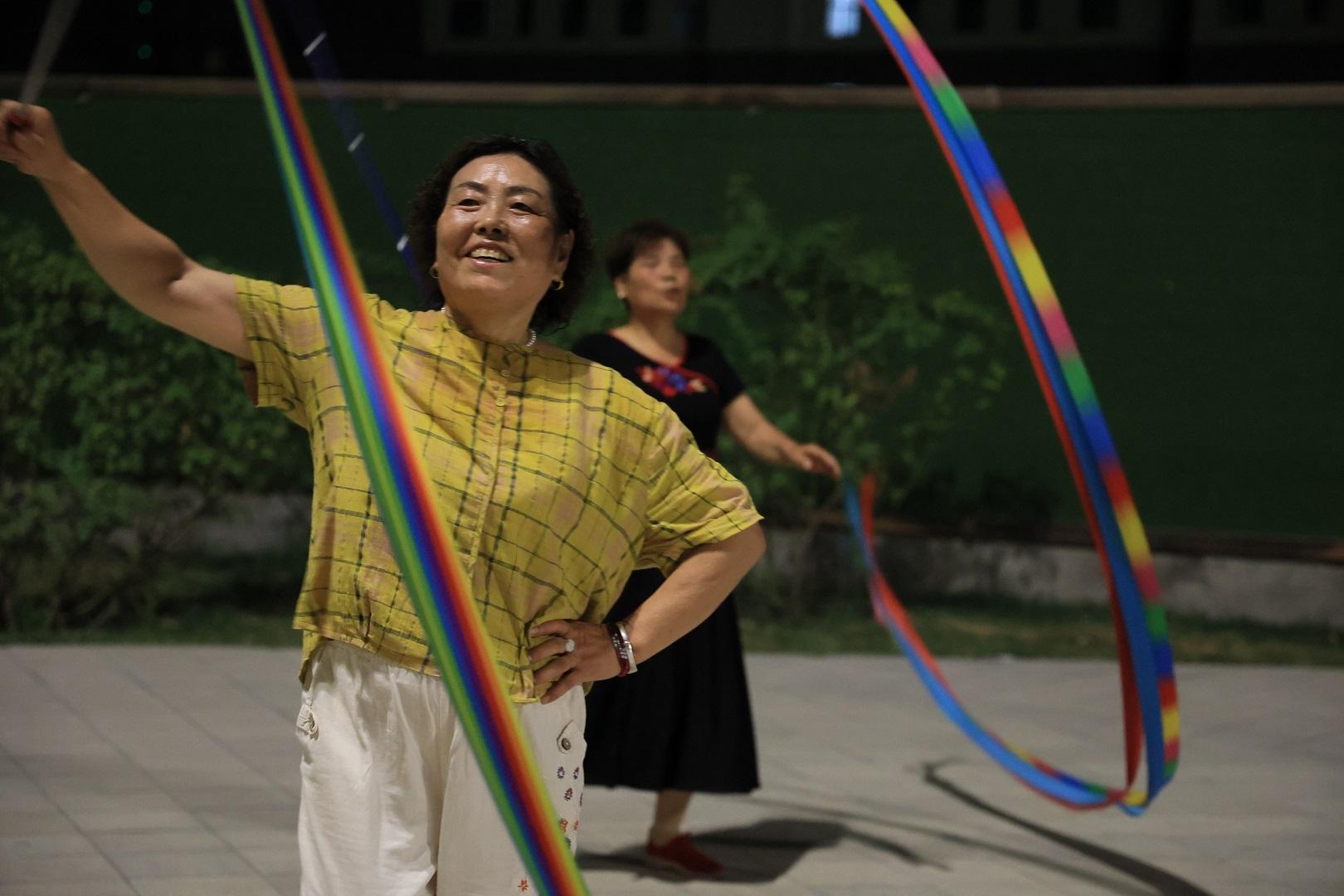 人们开心地跳着彩带舞