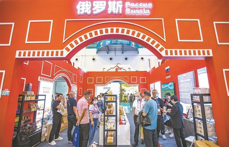 俄罗斯精美农副产品吸引众多观众