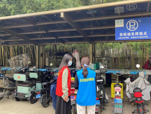 网格员排查网格内电动车充电桩安全隐患