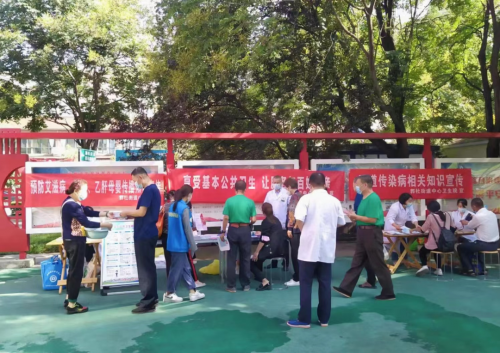 网格员向群众宣传各类知识政策