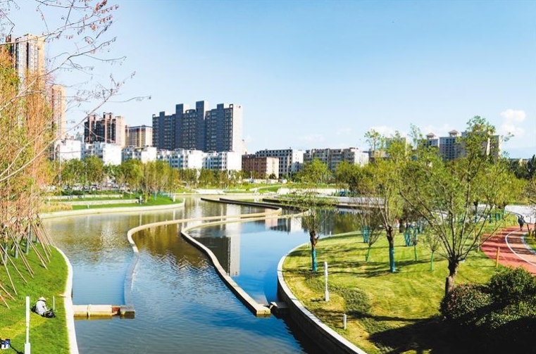 长安中央公园公式河水系融合水生态景观,打造城市生态公园。记者 郝钟毓 摄