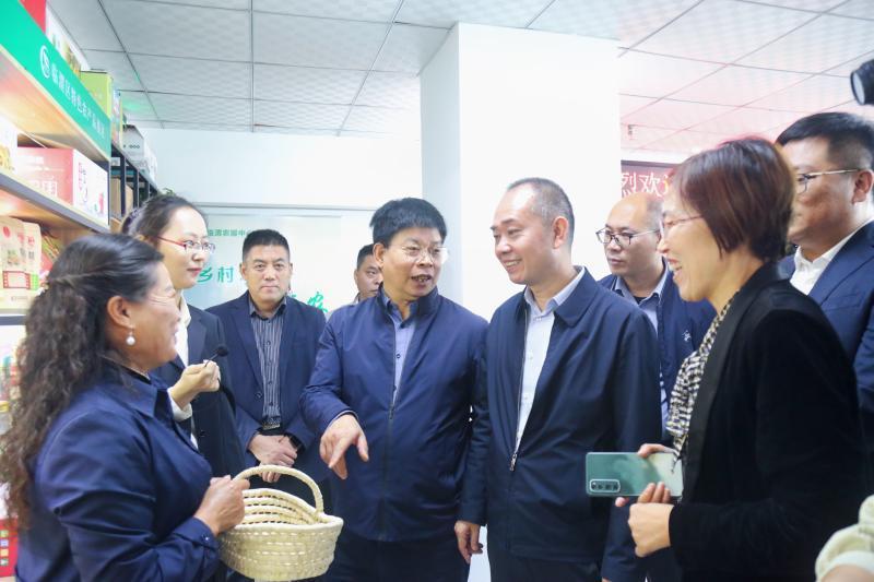 与会领导参观新农服务中心.jpg