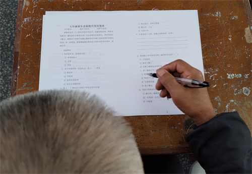 为化解乡村学生教育难题，各班还邀请与会家长填写了《家校共育问卷表》