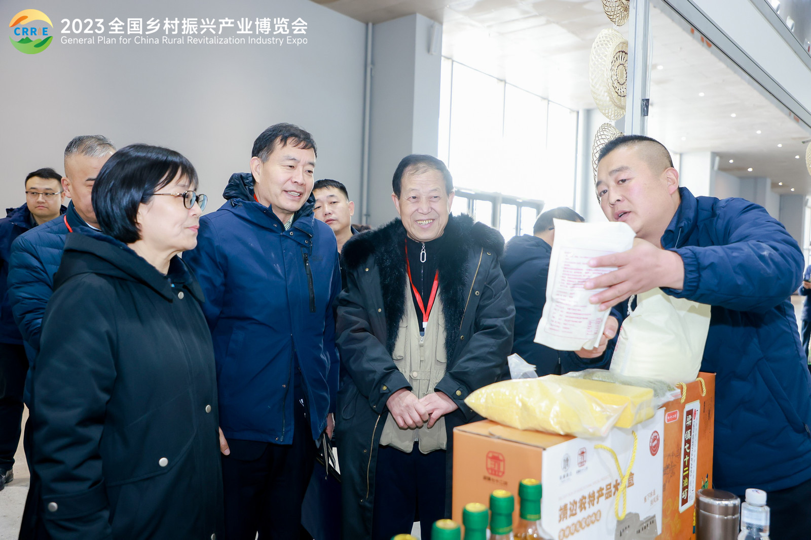 靖边县纪委监委派驻宁条梁镇西园则村第一书记李生兵向与会领导介绍西园则农产品。.jpg