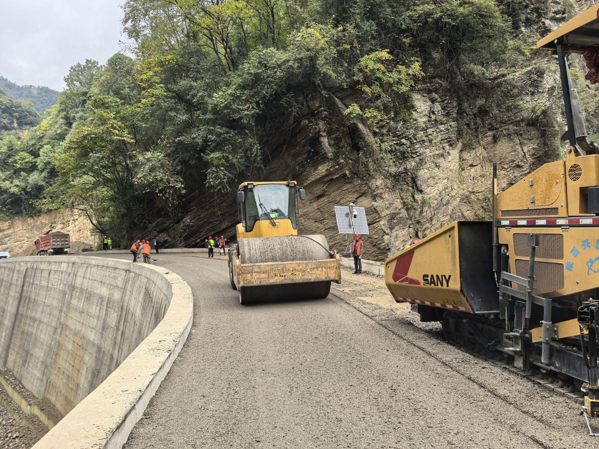 宁强县毛坝河至草川子旅游公路进入路面铺设阶段