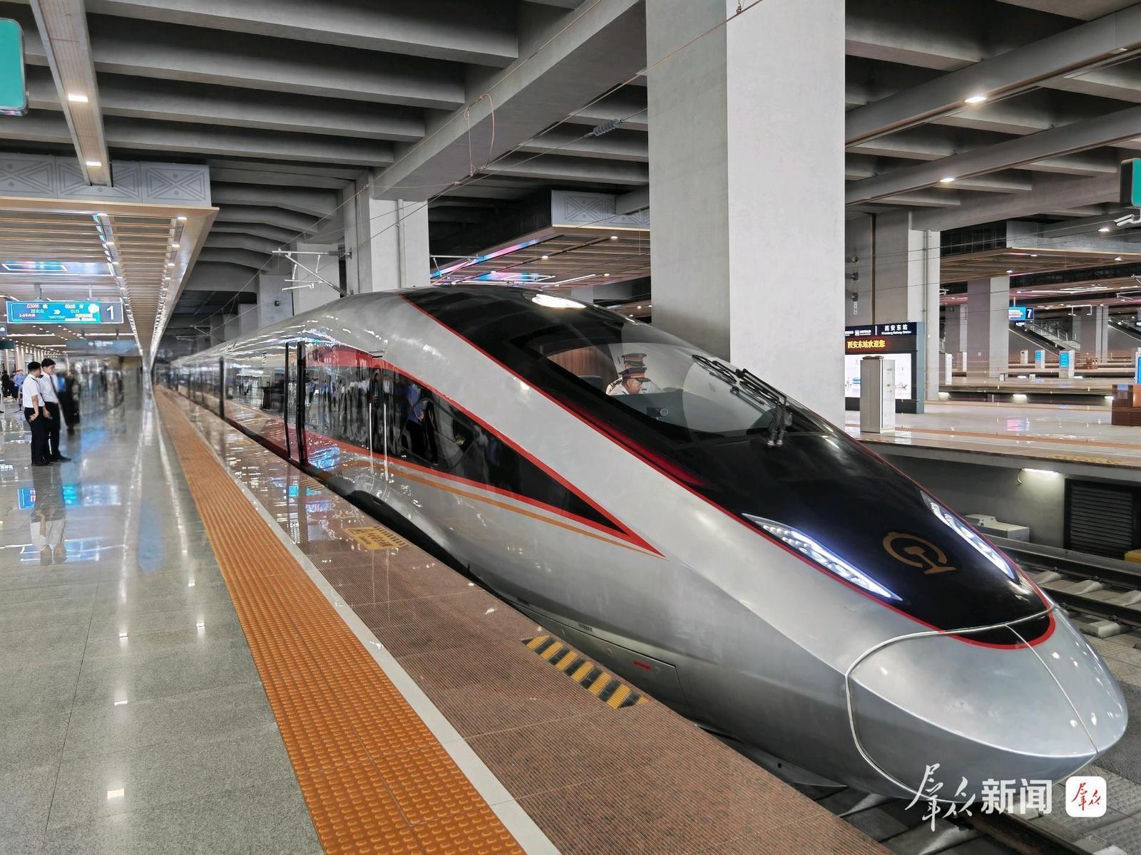 首发CR400BF-Z智能动车组列车。群众新闻记者 母家亮摄