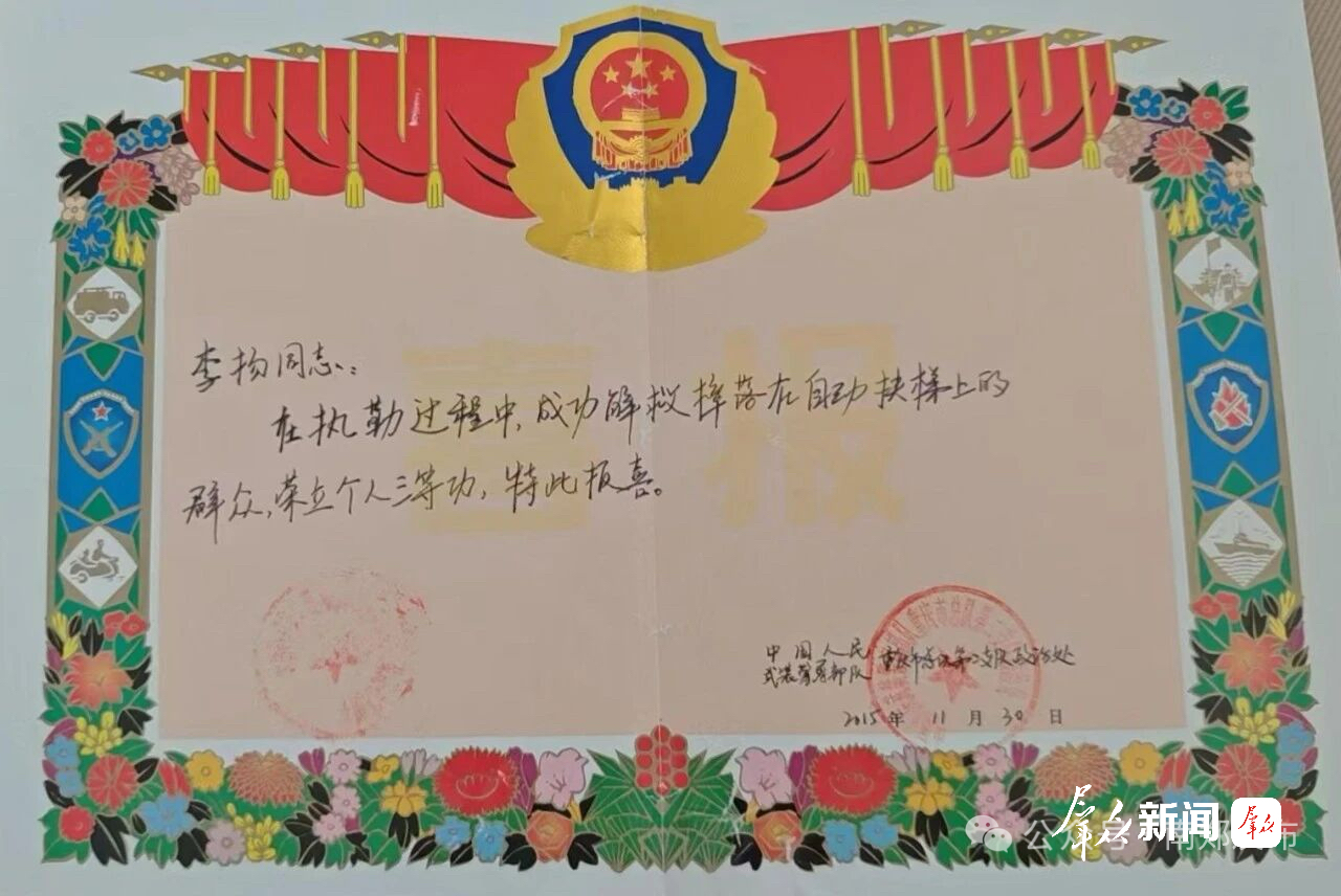 洪水中,他全力将搭档推举到车窗外_陕西农村网