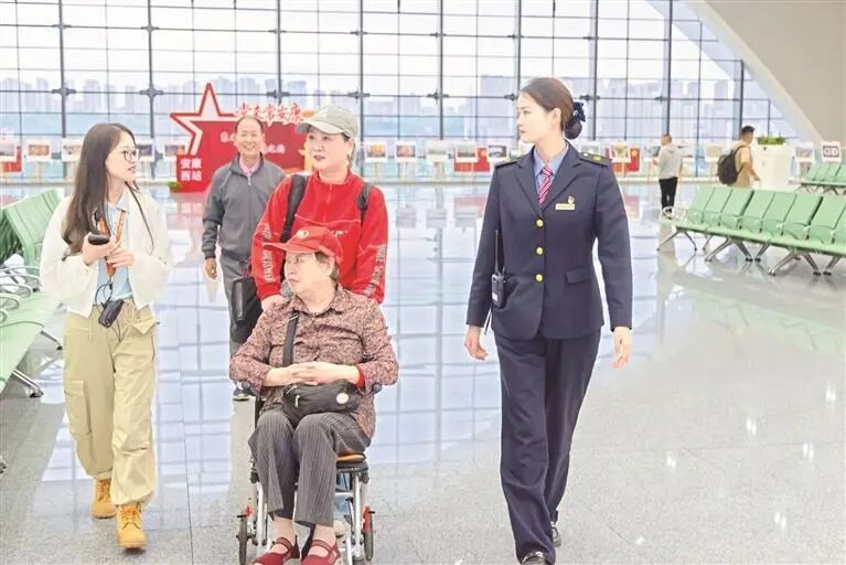 9月28日,安康西站工作人员在候车大厅为旅客提供引导、咨询等服务。图源:安康日报